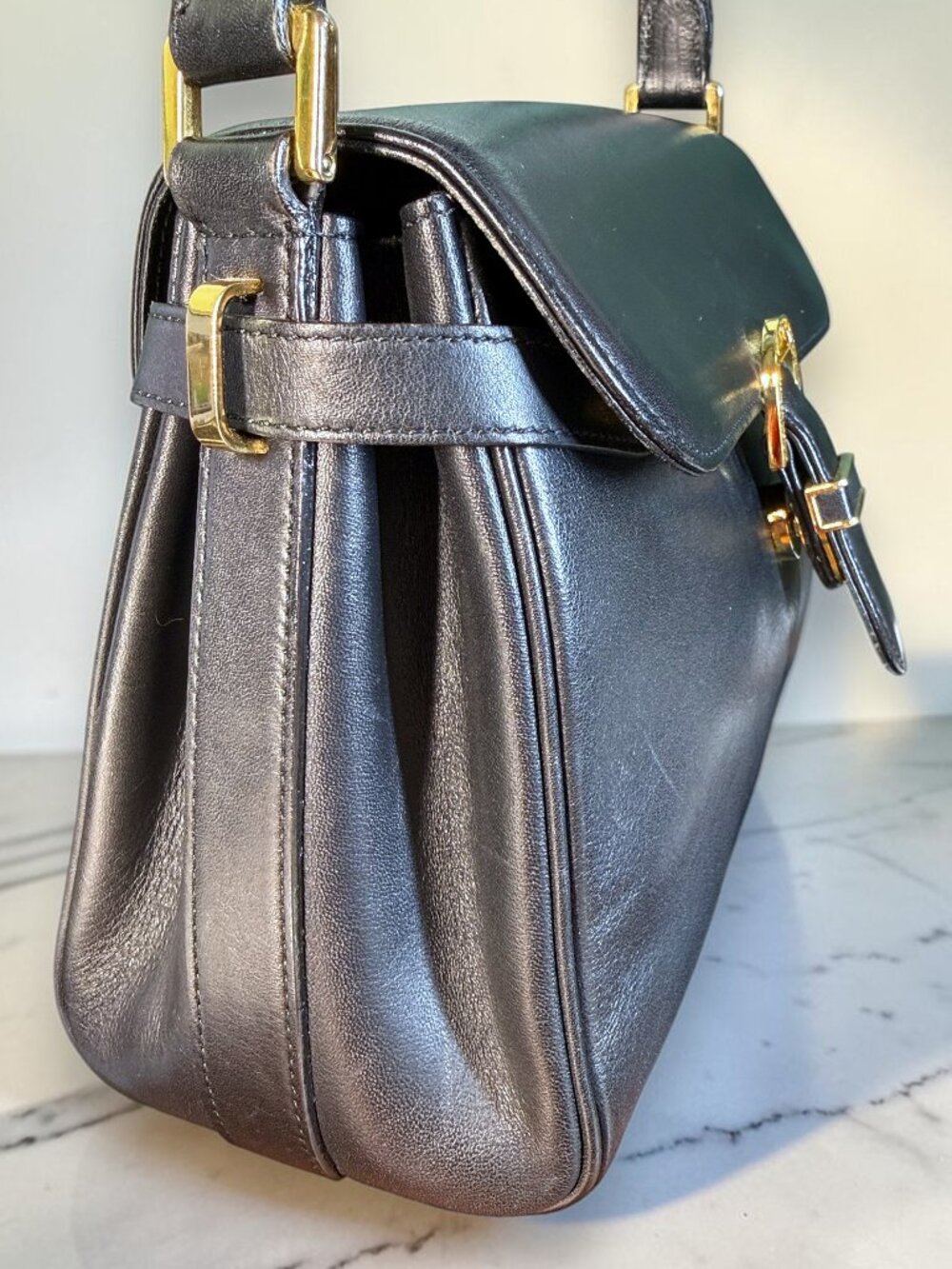 Valentino Garavani Vintage Leather Shoulder Bag w/Iconic Gold Logo Buckle & COA - Picture 5 of 16